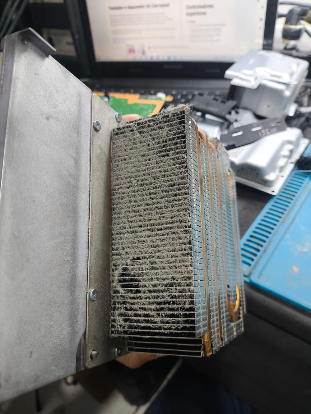 Dissipador de Xbox Series X com as aletas entupidas de poeira